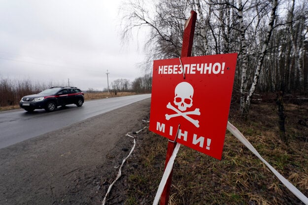 Výstraha pred zamínovanou oblasťou na Ukrajine. (zdroj: SITA/AP)