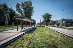 Zastávka Zrkadlový háj, križovatka s cestou Romanova.