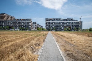 Zastávka Južné mesto a cesta k obytnému komplexu Slnečnice.