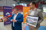 Primátor mesta Prešov František Oľha a viceprimátor mesta Prešov Martin Ďurišin počas tlačovej konferencie k trom ďalším projektom v rámci budovania a zlepšovania športovej infraštruktúry.