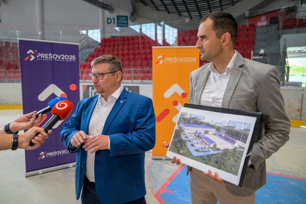 Primátor mesta Prešov František Oľha a viceprimátor mesta Prešov Martin Ďurišin počas tlačovej konferencie k trom ďalším projektom v rámci budovania a zlepšovania športovej infraštruktúry.