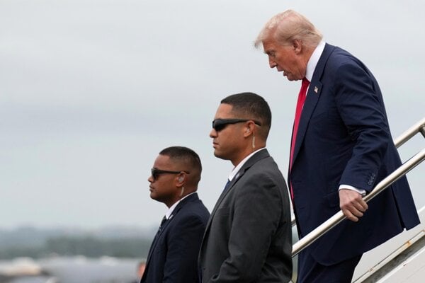 Prezident USA priletel do Škótska. 