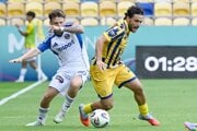 vpravo Tsotne Kapanadze (DAC) a vľavo Ben Cottrell (Michalovce) bojujú o loptu