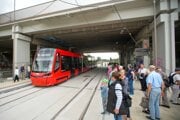 V Petržalke začala premávať električka až na koniec mestskej časti.