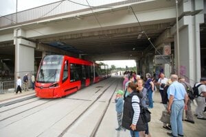 Z Južného mesta do centra. Petržalská električka začala premávať po novej trati