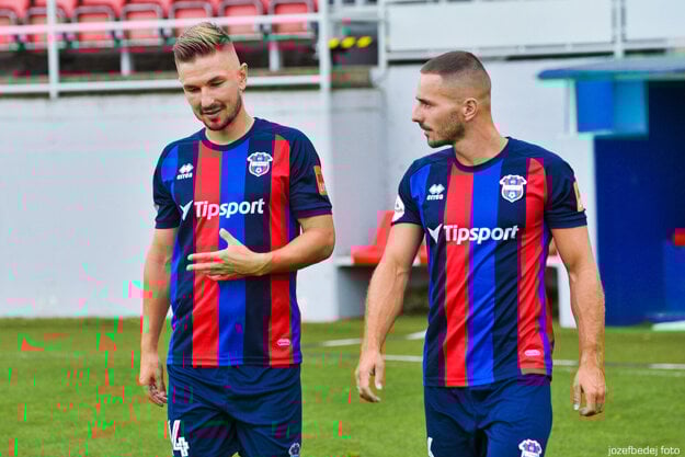 Denis Duga (vľavo) je novým kapitánom FC ViOn, jeho zástupcom je Karol Mondek (vpravo). (zdroj: Jozef Bedej)