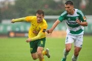 zľava Patrik Iľko (Žilina) a Mário Šuver (Skalica) bojujú o loptu