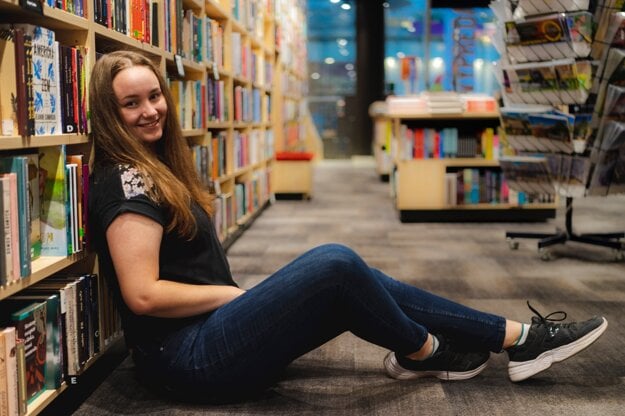 Martina (26) rada číta romantasy a dark romance. (zdroj: archív respondentky)