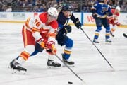 Martin Pospíšil (Calgary) v zápase proti St. Louis.