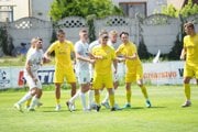 Momentka z prípravného zápasu Beluša (v bielom) proti Lednickým Rovniam. 