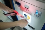 Klienti si kúpili e-kolok a priložili ho k žiadostiam. Policajt si ich nechal a potom nosil na poštu.