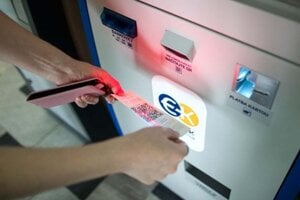 Klienti si kúpili e-kolok a priložili ho k žiadostiam. Policajt si ich nechal a potom nosil na poštu.