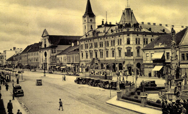 Taxíky na Hlavnej ulici.  (zdroj: knižničný fond VKJB)