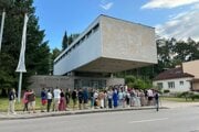 Ružomberčania stoja v rade a čakajú na otvorenie Galérie Ľudovíta Fullu. 