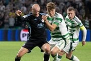 Vladimír Weiss ml. (vľavo) a Arne Engels v zápase Celtic Glasgow - ŠK Slovan Bratislava v 1. kole ligovej fázy Ligy majstrov.