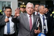 Álvaro Uribe pri odchode zo súdu.