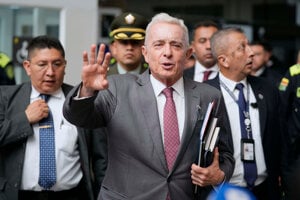 Álvaro Uribe pri odchode zo súdu.