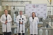 Poľský minister energetiky Milosz Motyka (uprostred) na tlačovej konferencii pri opätovnom spustení poľského jadrového reaktora Maria Národného centra jadrového výskumu v Otwocku neďaleko Varšavy.