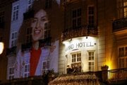 Fotografia Narges Mohammadiovej počas ceremónie v Oslo, kde  získala Nobelovu cenu za mier za rok 2023.
