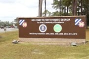Prístupná cesta k základni Fort Stewart v americkom štáte Georgia. 