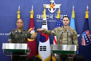 Lee Sung-jun, riaditeľ pre verejné záležitosti Spojeného velenia štábov Južnej Kórey, a plukovník Ryan Donald, riaditeľ pre verejné záležitosti Veliteľstva OSN (UNC), Zjednoteného velenia (CFC) a Ozbrojených síl USA v Kórei (USFK), sa zúčastnili na tlačovom brífingu k cvičeniu Ulchi Freedom Shield 2025 na ministerstve obrany v Soule.