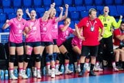 Tréner Pavol Streicher a slovenské hádzanárky na Euro U17 v Čiernej Hore.