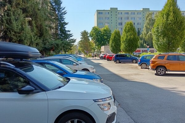 Zaparkovať medzi panelákmi na Západe sa cez deň ešte dá, ale večer musia mať vodiči vyslovene šťastie.  