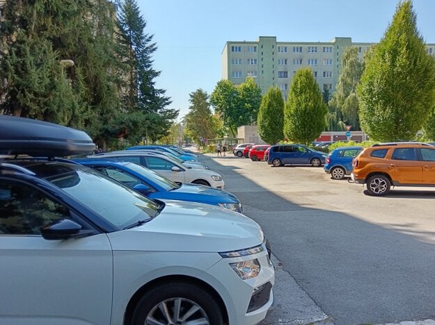 Zaparkovať medzi panelákmi na Západe sa cez deň ešte dá, ale večer musia mať vodiči vyslovene šťastie. (zdroj: Korzár/Peter Jabrik)