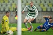 Tomáš Bobček z Lechie Gdansk strieľa gól. 