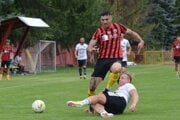 Marek Ševčík (v červenom) síce skóroval v prvom súťažnom zápase za Bánovú, na body to však nestačilo. 