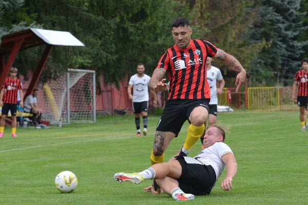 Marek Ševčík (v červenom) síce skóroval v prvom súťažnom zápase za Bánovú, na body to však nestačilo. 