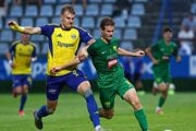 Patrik Iľko (Žilina) a Gytis Paulauskas (Michalovce) bojujú o loptu v zápase 3. kola futbalovej Niké ligy medzi MFK Zemplín Michalovce - MŠK Žilina.