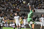 brankár Slovana Dominik Takáč vyráža loptu počas úvodného zápasu 3. predkola Ligy majstrov vo futbale Kajrat Almaty - ŠK Slovan Bratislava.