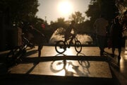 Deti jazdia na bicykloch vedľa verejnej fontány počas letného dňa v Istanbule.