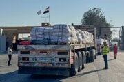 Kolóna s potravinami na hranici medzi Egyptom a palestínskym Rafahom.