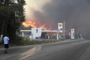 Oheň v blízkosti čerpacej stanice pri obci Theriano v Grécku.