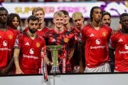 Futbalisti Manchester United s trofejou Summer Series trophy.