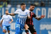 Vpravo hráč Trnavy a hráč Craiovi Carlos Mora bojujú o loptu počas prvého zápasu 3. predkola Konferenčnej ligy medzi FC Universitatea Craiova a FC Spartak Trnava.