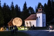 Model mesiaca pri kaplnke Panny Márie Ružencovej. 
