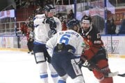 Na archívnej snímke v popredí Teemu Pulkkinen (Poprad) a Matthew Wedman (Banská Bystrica).