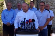 Na snímke primátor mesta Považská Bystrica Karol Janas (vľavo), minister cestovného ruchu a športu (MCRŠ) SR Rudolf Huliak (tretí zľava, nezávislý) a  minister práce, sociálnych vecí a rodiny (MPSVR) SR Erik Tomáš (druhý zľava, Hlas-SD) počas tlačovej konferencie na hrade Bystrica v Považskej Bystrici vo štvrtok 14. augusta 2025.