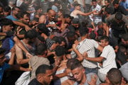 Ľudia v Gaze bojujú o balíčky humanitárnej pomoci zhadzovanej z lietadiel.