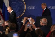 Vladimir Putin a Donald Trump odchádzajú po spoločnej tlačovej konferencii na Aljaške.