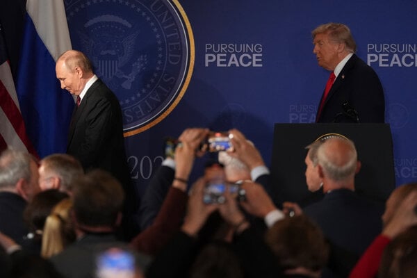 Vladimir Putin a Donald Trump odchádzajú po spoločnej tlačovej konferencii na Aljaške.