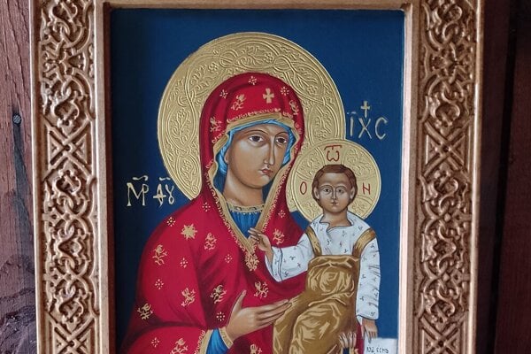Najprv začína zlatením, potom tvárami. Oblečenie si necháva na koniec.