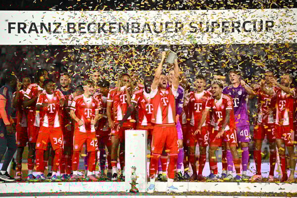 Futbalisti Bayernu Mníchov sa tešia zo zisku Nemeckého Superpohára.