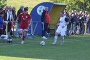 V nedeľu čaká na fanúšikov veľké derby medzi Trstenou a Lieskom. Špecifické bude najmä pre trénera Marcela Bednára (v strede). 