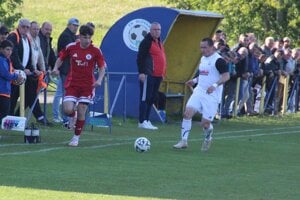 V nedeľu čaká na fanúšikov veľké derby medzi Trstenou a Lieskom. Špecifické bude najmä pre trénera Marcela Bednára (v strede). 