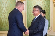 Predseda vlády Robert Fico (vľavo) a predseda predstavenstva Gotion Hi-Tech Li Čen počas prijatia na Úrade vlády.