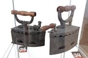 Niektoré žehličky mohli vážiť až deväť kilogramov. Vkladali do nich žeravé uhlíky. 